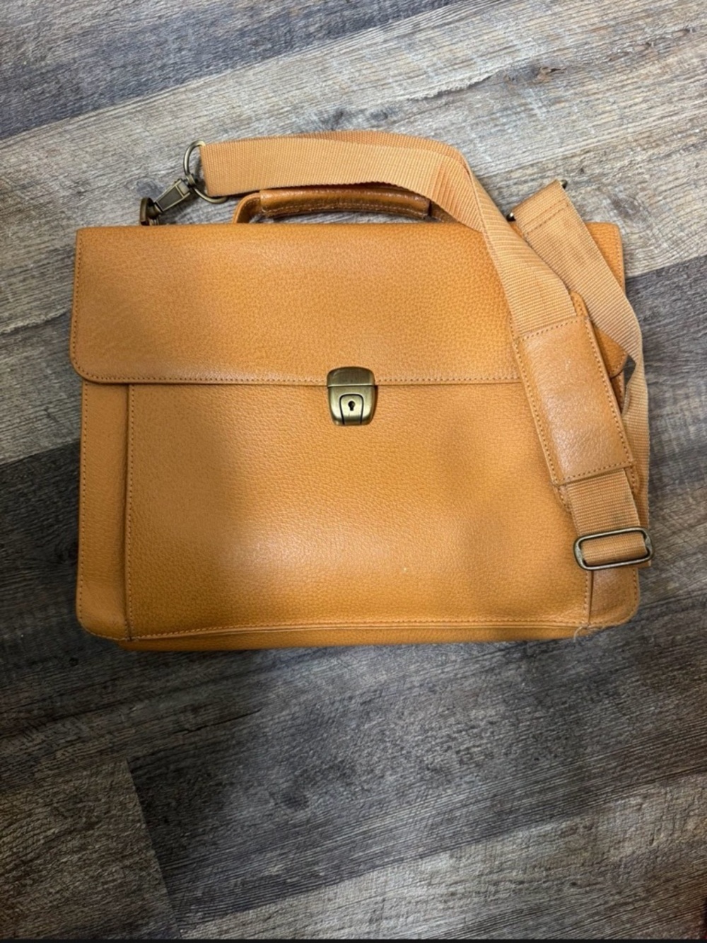 Wilson’s Leather Tan Briefcase Messenger Bag Laptop Crossbody Work Bag EUC